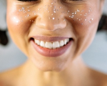 Peptides et peau du visage : le secret jeunesse pour une mine plus ferme et lumineuse