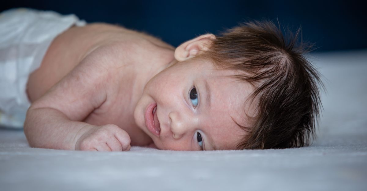 Tummy Time avec Bébé : Conseils Doux et Astuces Ludiques dès les Premiers Jours