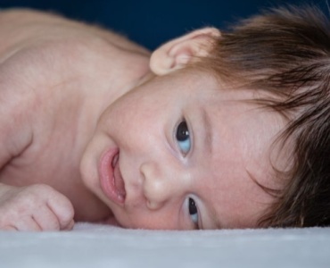 Tummy Time avec Bébé : Conseils Doux et Astuces Ludiques dès les Premiers Jours