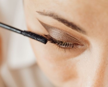 Cils droits : le mascara qui les recourbe et les sublime en un clin d’œil