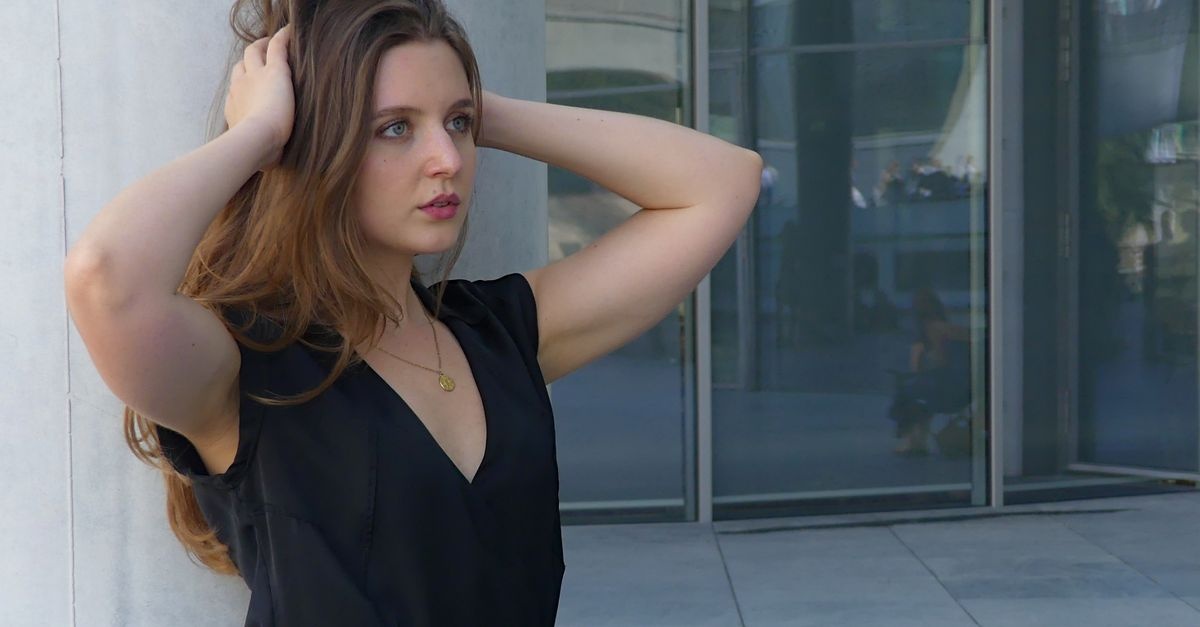 Chic sans en faire trop : idées de looks minimalistes pour une cérémonie