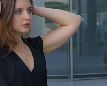 Chic sans en faire trop : idées de looks minimalistes pour une cérémonie