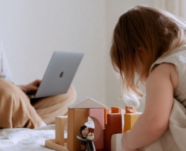 Concilier télétravail et enfants à la maison : astuces concrètes pour des journées plus sereines