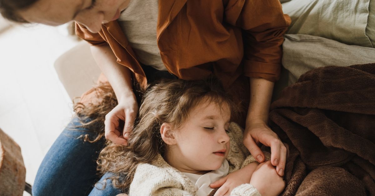 Quand le petit ventre fait mal : comprendre et soulager les douleurs abdominales chez l’enfant
