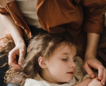 Quand le petit ventre fait mal : comprendre et soulager les douleurs abdominales chez l’enfant