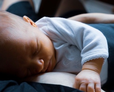 Nuits plus douces : astuces pour des tétées nocturnes sereines et efficaces