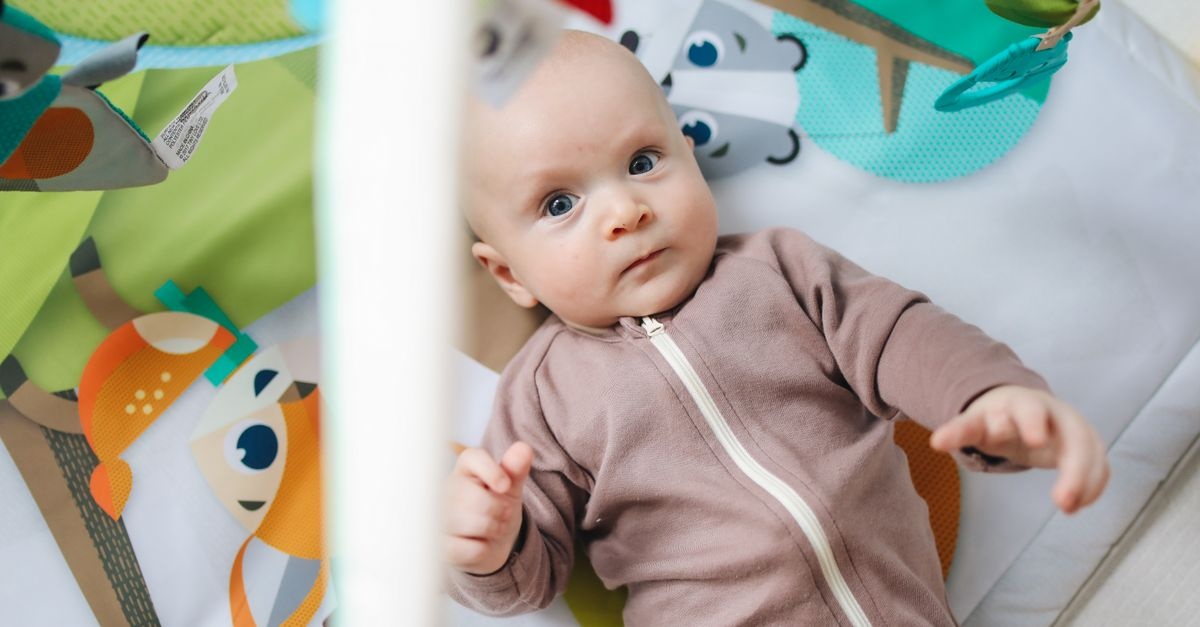 Jouer en toute sécurité avec votre nouveau-né : idées douces pour éveiller ses sens