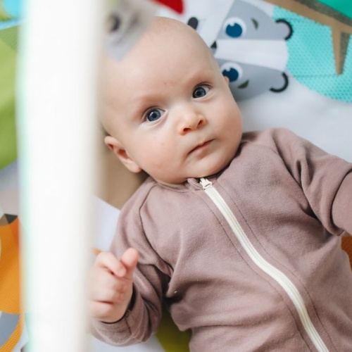 Jouer en toute sécurité avec votre nouveau-né : idées douces pour éveiller ses sens