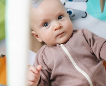 Jouer en toute sécurité avec votre nouveau-né : idées douces pour éveiller ses sens