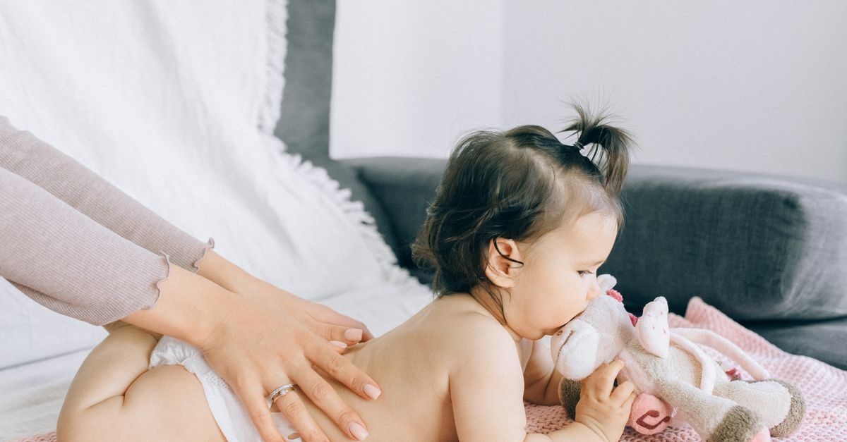 Massage bébé : des gestes doux pour apaiser, renforcer le lien et favoriser le bien‑être du nouveau‑né