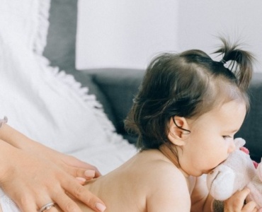 Massage bébé : des gestes doux pour apaiser, renforcer le lien et favoriser le bien‑être du nouveau‑né