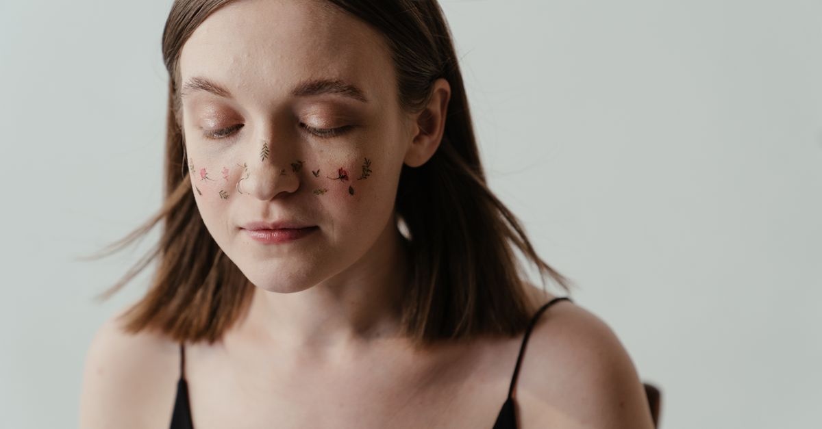 Routine visage minimaliste : 5 gestes essentiels pour une peau éclatante au quotidien