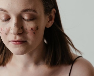 Routine visage minimaliste : 5 gestes essentiels pour une peau éclatante au quotidien