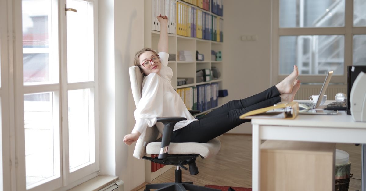 Bougez sans quitter votre chaise : 10 étirements simples pour survivre à la journée de bureau