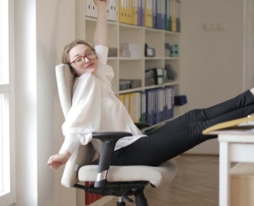 Bougez sans quitter votre chaise : 10 étirements simples pour survivre à la journée de bureau