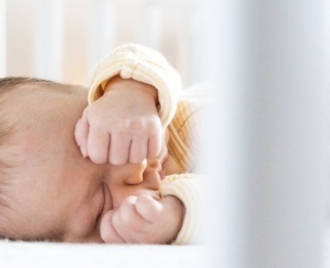 Réveils nocturnes du nourrisson : comprendre et apaiser les nuits de votre nouveau-né