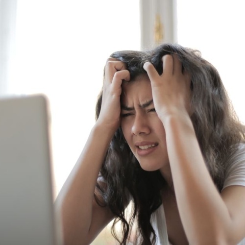 Quand le stress s’invite sur votre peau : comprendre et apaiser les boutons d’acné