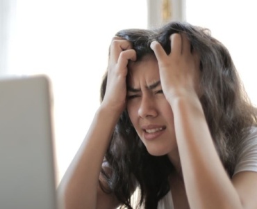 Quand le stress s’invite sur votre peau : comprendre et apaiser les boutons d’acné