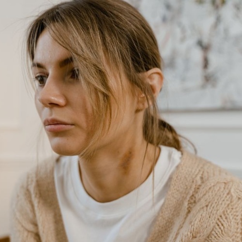 Quand l’amour fait mal : 7 signaux d’un attachement traumatique à reconnaître