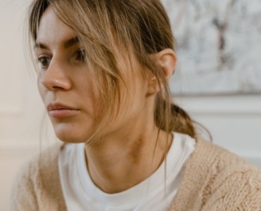 Quand l’amour fait mal : 7 signaux d’un attachement traumatique à reconnaître