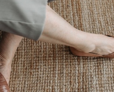 L’élégance au ras du sol : comment adopter des chaussures plates chic au quotidien