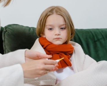 Fièvre chez l’enfant : les bons réflexes pour la gérer sereinement (et quand consulter)