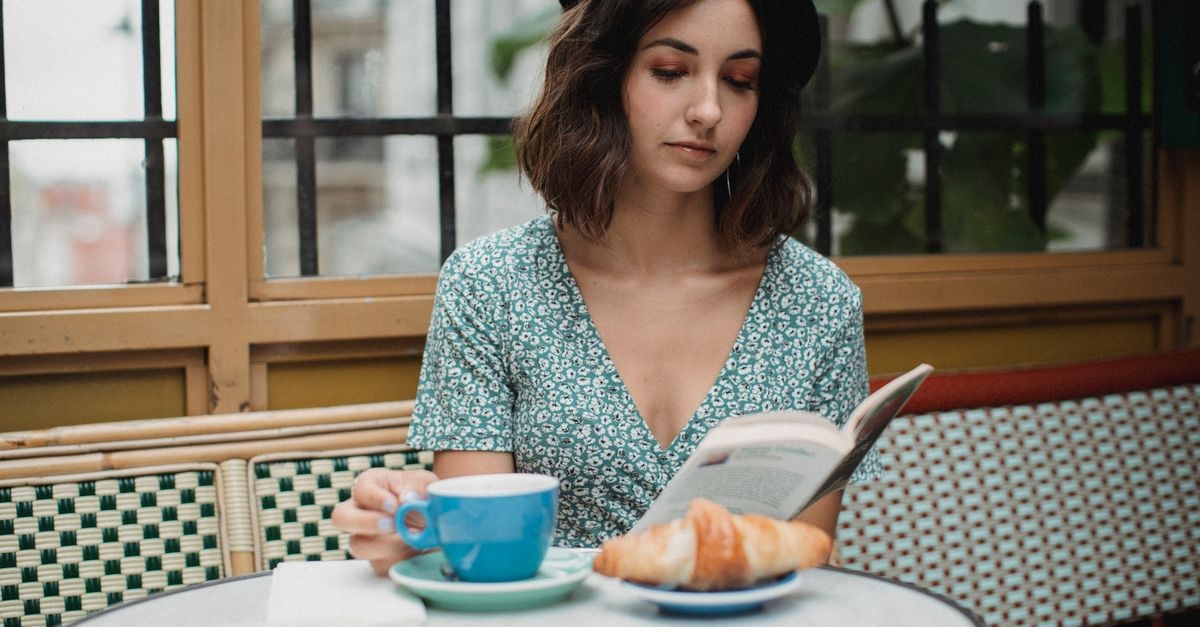 Osez le bleu : idées de tenues féminines chics pour toutes les occasions