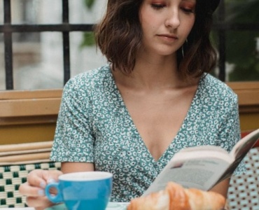 Osez le bleu : idées de tenues féminines chics pour toutes les occasions