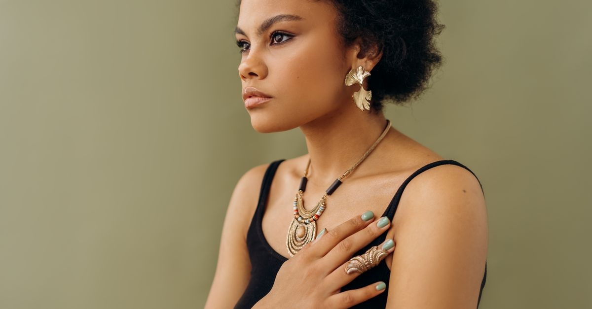 Les bijoux qui subliment une tenue élégante : idées chic pour briller avec finesse