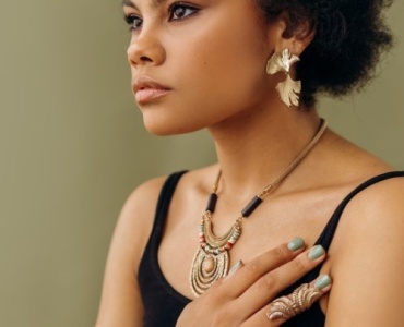 Les bijoux qui subliment une tenue élégante : idées chic pour briller avec finesse