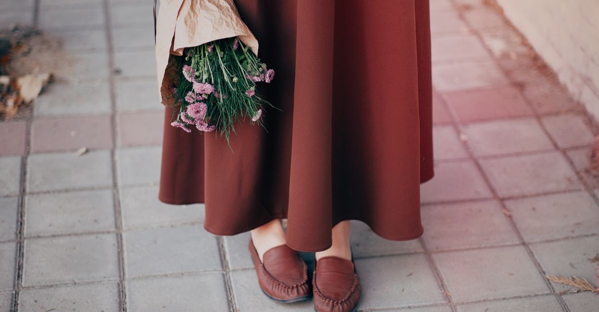 Quelles chaussures porter avec une robe longue ? Idées chic et confort pour toutes les occasions