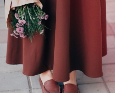 Quelles chaussures porter avec une robe longue ? Idées chic et confort pour toutes les occasions