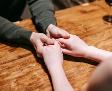 Pourquoi sommes-nous attiré·e·s par ceux qui ne sont pas disponibles ? Comprendre et briser le schéma